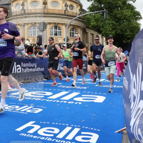 29.06.2025 - hella hamburg halbmarathon Strokosch-Dieckow http://msf.ph/oto/8301243 29.06.2025 10:53:53 Ziel 1151, 1422, 1706, 1815, 1870, 2432, 3096, 5607, 6260, 6356, 6374, 6481, 7177, 7395, 7918, 7973, 8394, 9922, 10529, 10891, 11789, 12413, 13032, 13869, 14026, 14175, 15502, 16477, 16538, 17740, 18249, 18308, 18418, 18487, 18759, 18831, 18879, 18915, 19177 meine-sportfotos.de