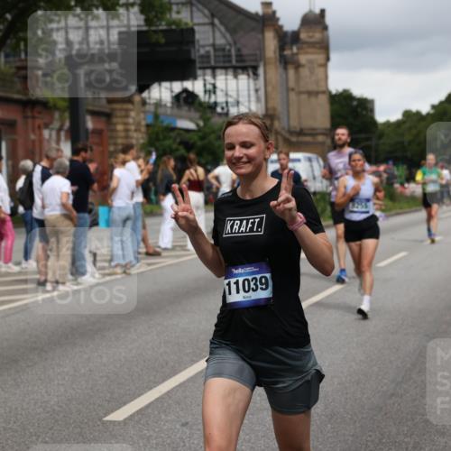 29.06.2025 - hella hamburg halbmarathon Yannick Fuchs http://msf.ph/oto/8301293 29.06.2025 10:49:53 20KM 1130, 1180, 1193, 2982, 3042, 3048, 3058, 3668, 4951, 5287, 5465, 5672, 6569, 6591, 6759, 6924, 7742, 8255, 8311, 8330, 8639, 8863, 9361, 9562, 11039, 11143, 11309, 11554, 11638, 12196, 12515, 13474, 14363, 14461, 15184, 15818, 16375, 16401, 16434, 16625, 16786, 17468, 17615, 17640, 17642, 18125, 18212, 18325, 18340, 18495, 18634, 18741, 18746, 18835, 19120, 19152 meine-sportfotos.de