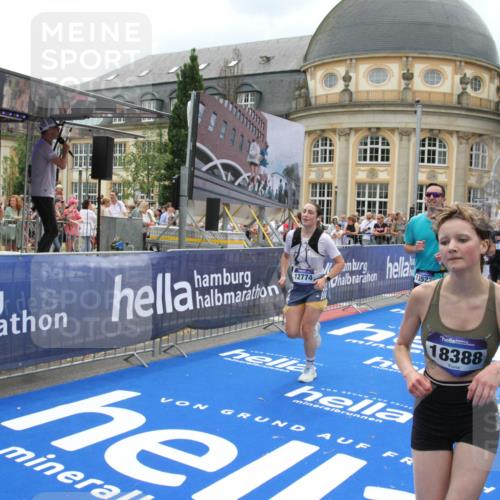 29.06.2025 - hella hamburg halbmarathon Michael Strokosch http://msf.ph/oto/8301325 29.06.2025 10:57:46 Ziel 1715, 1719, 1972, 2606, 5391, 7833, 10133, 12440, 12774, 13523, 14737, 15217, 15220, 16418, 17201, 17455, 17814, 18388, 18508, 18727, 18985 meine-sportfotos.de