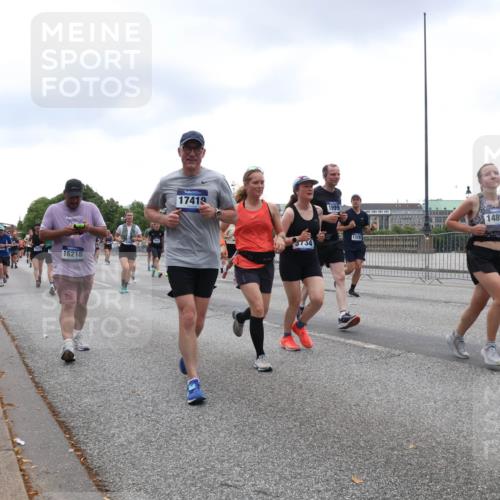 29.06.2025 - hella hamburg halbmarathon Lena Gebhardt http://msf.ph/oto/8301345 29.06.2025 10:46:54 Lombardsbrücke 1073, 1185, 1286, 1363, 1371, 1375, 1593, 1607, 1608, 1720, 1837, 1961, 1999, 2162, 2211, 2320, 2327, 2537, 2555, 2556, 2665, 2697, 2981, 3277, 3406, 3407, 3469, 3734, 3823, 4202, 4239, 4296, 4342, 4355, 4483, 4604, 5111, 5114, 5700, 5796, 5953, 6124, 6161, 6485, 6496, 6740, 7073, 7303, 7412, 7430, 7431, 7767, 7827, 8477, 8486, 8551, 8553, 8684, 8706, 8967, 9691, 10230, 13969, 14261, 15852, 16882, 16987 meine-sportfotos.de