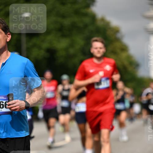 29.06.2025 - hella hamburg halbmarathon Dr. Thomas Lammeyer http://msf.ph/oto/8301353 29.06.2025 10:16:23 Kennedybrücke 1249, 1610, 1785, 1850, 1851, 2963, 2964, 3182, 3248, 3262, 3363, 4453, 5150, 5166, 5176, 6822, 6871, 7014, 7907, 8206, 8207, 8917, 8971, 9428, 10067, 10402, 10685, 11025 meine-sportfotos.de