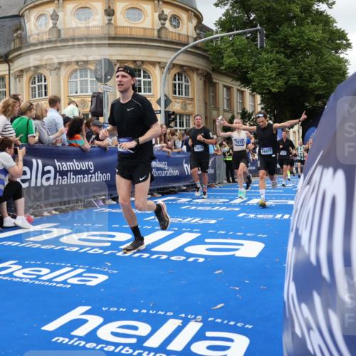 29.06.2025 - hella hamburg halbmarathon Strokosch-Dieckow http://msf.ph/oto/8301403 29.06.2025 10:53:55 Ziel 1151, 1706, 1815, 1870, 2432, 3096, 6260, 6356, 6374, 6481, 7395, 7918, 7973, 8394, 9032, 9922, 10891, 11789, 12413, 13032, 13869, 14026, 14175, 15502, 16477, 16538, 17348, 18308, 18418, 18487, 18759, 18831, 18879, 18915, 19177 meine-sportfotos.de