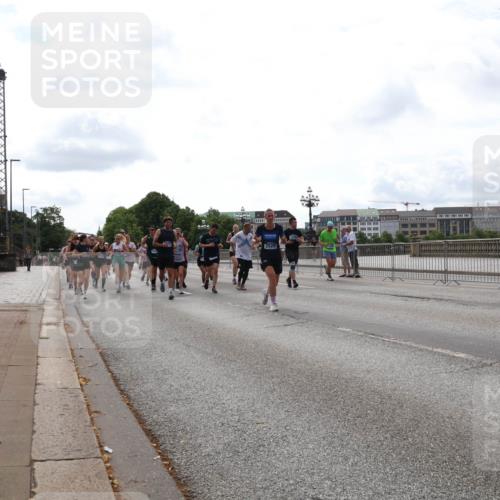 29.06.2025 - hella hamburg halbmarathon Lena Gebhardt http://msf.ph/oto/8301416 29.06.2025 10:21:50 Lombardsbrücke 1668, 2529, 1003, 1072, 1158, 1191, 1250, 1294, 1401, 1668, 1958, 1963, 2172, 2271, 2315, 2353, 2529, 2744, 2815, 3606, 3768, 3770, 3817, 3825, 3826, 3995, 4046, 4289, 4375, 4376, 4697, 4786, 5122, 5373, 5412, 5641, 5759, 5957, 6086, 6103, 6475, 6676, 6805, 6881, 7075, 7162, 7375, 7612, 7672, 7781, 8095, 8286, 8431, 8715, 8860, 8896, 8959, 9002, 9062, 9100, 9369, 9483, 9499, 9532, 9624, 10374, 10874 meine-sportfotos.de