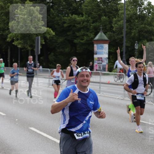 29.06.2025 - hella hamburg halbmarathon Jannik Wohlers http://msf.ph/oto/8301422 29.06.2025 10:37:17 Lombardsbrücke 1475, 2199, 2640, 2853, 3230, 3246, 3633, 5139, 5186, 5522, 5875, 6243, 6821, 6955, 7124, 7321, 7350, 9247, 9288, 9895, 10159, 10476, 10506, 10919, 11087, 11183, 11801, 11882, 11888, 12123, 12242, 12254, 12472, 12824, 13650, 14657, 16032, 16582, 16680, 16706, 17355, 17793, 17798, 18317, 18319, 18903 meine-sportfotos.de