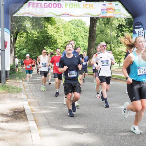 29.06.2025 - hella hamburg halbmarathon MichiJ http://msf.ph/oto/8301427 29.06.2025 10:34:44 Zwischen KM18-KM19 1604, 3087, 5528, 5532, 5889, 6421, 6691, 6978, 7335, 8142, 8482, 8981, 9386, 9786, 11185, 11858, 12171, 12269, 12891, 13698, 14045, 14415, 15157, 15451, 15684, 15825, 17008, 17353, 17461, 17669, 17718, 19209 meine-sportfotos.de