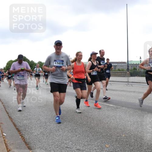 29.06.2025 - hella hamburg halbmarathon Lena Gebhardt http://msf.ph/oto/8301434 29.06.2025 10:46:54 Lombardsbrücke 1073, 1185, 1286, 1363, 1371, 1375, 1593, 1607, 1608, 1720, 1837, 1961, 1999, 2162, 2211, 2320, 2327, 2537, 2555, 2556, 2665, 2697, 2981, 3277, 3406, 3407, 3469, 3734, 3823, 4202, 4239, 4296, 4342, 4355, 4483, 4604, 5111, 5114, 5700, 5796, 5953, 6124, 6161, 6485, 6496, 6740, 7073, 7303, 7412, 7430, 7431, 7767, 7827, 8477, 8486, 8551, 8553, 8684, 8706, 8967, 9691, 10230, 13969, 14261, 15852, 16882, 16987 meine-sportfotos.de