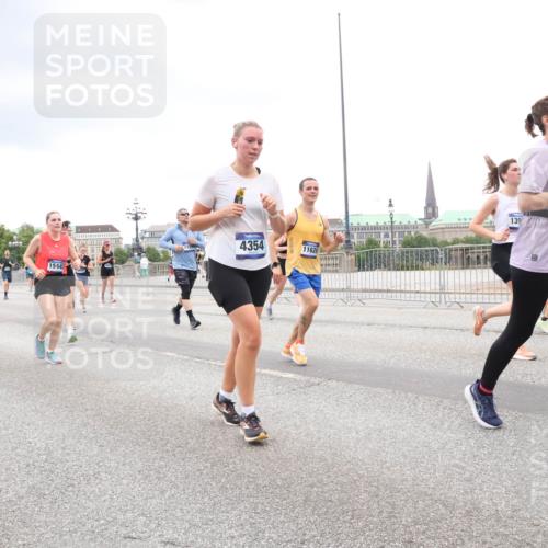 29.06.2025 - hella hamburg halbmarathon Lena Gebhardt http://msf.ph/oto/8301460 29.06.2025 10:56:24 Lombardsbrücke 12551, 1764, 15443, 4354, 11628, 139, 1047, 1113, 1738, 1909, 2095, 2143, 2307, 2793, 2887, 2915, 2991, 3257, 3268, 3438, 3520, 3614, 3675, 3676, 3953, 3987, 4083, 4354, 4473, 4773, 4836, 5237, 5306, 5438, 5580, 5693, 5757, 5911, 5994, 6494, 6690, 6968, 7025, 7028, 7090, 7307, 7516, 7616, 7711, 8005, 8108, 8305, 8517, 8606, 8766, 8939, 8943, 9172, 9210, 9383, 9435, 9606, 9838, 9910, 9948, 9953, 10555, 10569, 10571, 10640, 10740, 10784, 10987 meine-sportfotos.de