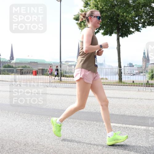 29.06.2025 - hella hamburg halbmarathon Lena Gebhardt http://msf.ph/oto/8301514 29.06.2025 10:12:11 Lombardsbrücke 1062, 1328, 1790, 1850, 1992, 2661, 3262, 3363, 3746, 4227, 4453, 4499, 5176, 5379, 5605, 6822, 6871, 6966, 7474, 7571, 9191, 9253, 9254, 9405, 9428, 9705, 10042, 10409, 10685, 11507, 11509, 11525, 11537, 11581, 11917, 12473, 13171, 13177, 13542, 13958, 14060, 14196, 14313, 14384, 14863, 14868, 15137, 16379, 16976, 17638, 17774, 18261, 18395, 18429, 18655 meine-sportfotos.de