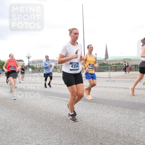 29.06.2025 - hella hamburg halbmarathon Lena Gebhardt http://msf.ph/oto/8301541 29.06.2025 10:56:24 Lombardsbrücke 17649, 12551, 15443, 1729, 4354, 11628, 139, 1047, 1113, 1738, 1909, 2095, 2143, 2307, 2793, 2887, 2915, 2991, 3257, 3268, 3438, 3520, 3614, 3675, 3676, 3953, 3987, 4083, 4354, 4473, 4773, 4836, 5237, 5306, 5438, 5580, 5693, 5757, 5911, 5994, 6494, 6690, 6968, 7025, 7028, 7090, 7307, 7516, 7616, 7711, 8005, 8108, 8305, 8517, 8606, 8766, 8939, 8943, 9172, 9210, 9383, 9435, 9606, 9838, 9910, 9948, 9953, 10555, 10569, 10571, 10640, 10740, 10784, 10987 meine-sportfotos.de