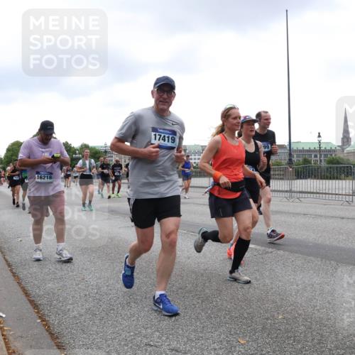 29.06.2025 - hella hamburg halbmarathon Lena Gebhardt http://msf.ph/oto/8301561 29.06.2025 10:46:54 Lombardsbrücke 1073, 1185, 1286, 1363, 1371, 1375, 1593, 1607, 1608, 1720, 1837, 1961, 1999, 2162, 2211, 2320, 2327, 2537, 2555, 2556, 2665, 2697, 2981, 3277, 3406, 3407, 3469, 3734, 3823, 4202, 4239, 4296, 4342, 4355, 4483, 4604, 5111, 5114, 5700, 5796, 5953, 6124, 6161, 6485, 6496, 6740, 7073, 7303, 7412, 7430, 7431, 7767, 7827, 8477, 8486, 8551, 8553, 8684, 8706, 8967, 9691, 10230, 13969, 14261, 15852, 16882, 16987 meine-sportfotos.de