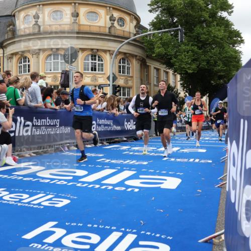 29.06.2025 - hella hamburg halbmarathon Strokosch-Dieckow http://msf.ph/oto/8301566 29.06.2025 10:53:58 Ziel 1151, 1410, 1706, 1815, 1870, 2432, 3096, 3208, 3209, 6356, 6374, 6481, 7395, 7918, 7973, 8394, 9032, 11499, 11789, 12379, 12413, 13032, 13869, 14175, 16477, 16538, 17348, 18308, 18418, 18831, 18879, 18915, 19177 meine-sportfotos.de