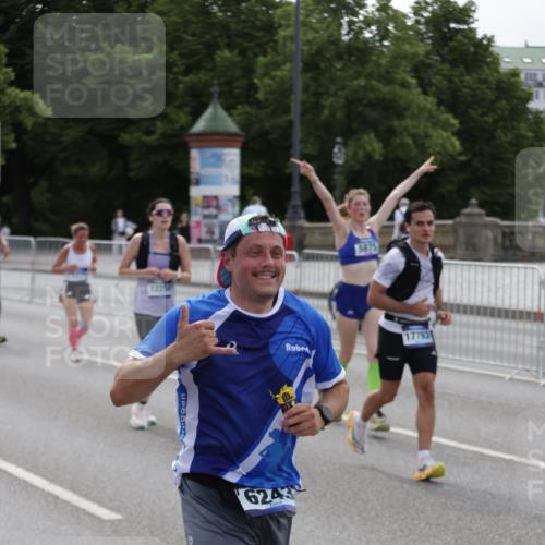 29.06.2025 - hella hamburg halbmarathon Jannik Wohlers http://msf.ph/oto/8301622 29.06.2025 10:37:17 Lombardsbrücke 1475, 2199, 2640, 2853, 3230, 3246, 3633, 5139, 5186, 5522, 5875, 6243, 6821, 6955, 7124, 7321, 7350, 9247, 9288, 9895, 10159, 10476, 10506, 10919, 11087, 11183, 11801, 11882, 11888, 12123, 12242, 12254, 12472, 12824, 13650, 14657, 16032, 16582, 16680, 16706, 17355, 17793, 17798, 18317, 18319, 18903 meine-sportfotos.de