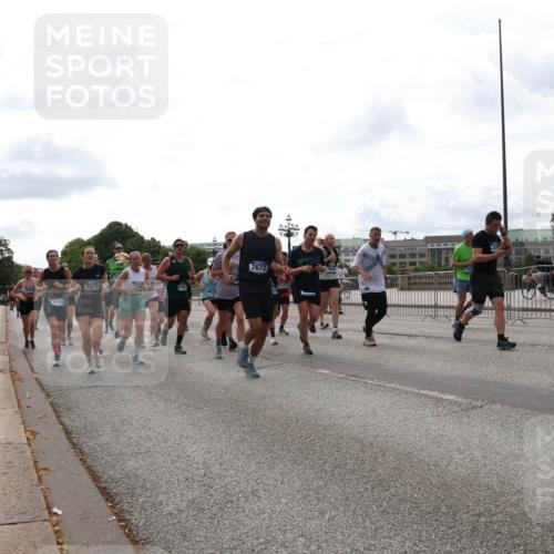 29.06.2025 - hella hamburg halbmarathon Lena Gebhardt http://msf.ph/oto/8301625 29.06.2025 10:21:53 Lombardsbrücke 1843, 7075, 158, 7672, 15104, 1003, 1072, 1158, 1191, 1250, 1294, 1401, 1668, 1958, 1963, 2009, 2063, 2172, 2315, 2353, 2514, 2529, 2744, 3050, 3172, 3458, 3606, 3768, 3770, 3825, 3826, 3995, 4046, 4289, 4366, 4375, 4376, 4697, 4786, 5122, 5412, 5641, 5759, 5957, 6086, 6103, 6475, 6676, 6805, 6881, 7075, 7162, 7612, 7672, 7781, 8095, 8286, 8431, 8715, 8860, 8896, 8954, 8959, 9002, 9062, 9369, 9483, 9499, 9532, 9624, 10374, 10874 meine-sportfotos.de