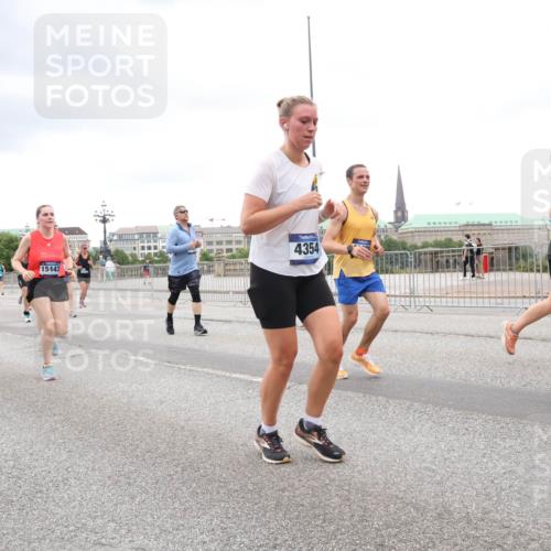 29.06.2025 - hella hamburg halbmarathon Lena Gebhardt http://msf.ph/oto/8301650 29.06.2025 10:56:24 Lombardsbrücke 7649, 1255, 15443, 4354, 139, 1340, 1047, 1113, 1738, 1909, 2095, 2143, 2307, 2793, 2887, 2915, 2991, 3257, 3268, 3438, 3520, 3614, 3675, 3676, 3953, 3987, 4083, 4354, 4473, 4773, 4836, 5237, 5306, 5438, 5580, 5693, 5757, 5911, 5994, 6494, 6690, 6968, 7025, 7028, 7090, 7307, 7516, 7616, 7711, 8005, 8108, 8305, 8517, 8606, 8766, 8939, 8943, 9172, 9210, 9383, 9435, 9606, 9838, 9910, 9948, 9953, 10555, 10569, 10571, 10640, 10740, 10784, 10987 meine-sportfotos.de