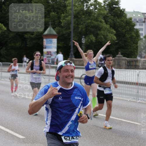 29.06.2025 - hella hamburg halbmarathon Jannik Wohlers http://msf.ph/oto/8301665 29.06.2025 10:37:17 Lombardsbrücke 1475, 2199, 2640, 2853, 3230, 3246, 3633, 5139, 5186, 5522, 5875, 6243, 6821, 6955, 7124, 7321, 7350, 9247, 9288, 9895, 10159, 10476, 10506, 10919, 11087, 11183, 11801, 11882, 11888, 12123, 12242, 12254, 12472, 12824, 13650, 14657, 16032, 16582, 16680, 16706, 17355, 17793, 17798, 18317, 18319, 18903 meine-sportfotos.de