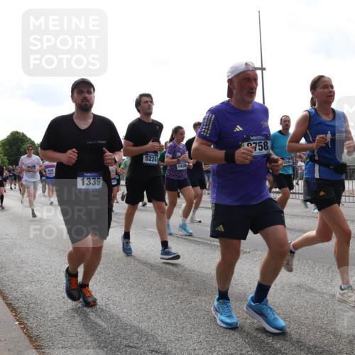 29.06.2025 - hella hamburg halbmarathon Lena Gebhardt http://msf.ph/oto/8301676 29.06.2025 10:37:09 Lombardsbrücke 1339, 0931, 5224, 14396, 758, 1246, 15475, 1022, 1118, 1253, 1276, 1337, 1339, 1488, 1490, 1597, 1819, 1948, 1952, 1954, 2016, 2031, 2072, 2104, 2272, 2480, 2486, 2552, 2588, 3127, 3165, 3714, 3873, 3895, 4084, 4097, 4347, 4618, 4733, 4762, 4996, 5146, 5224, 5538, 5560, 5640, 5786, 5789, 5790, 5940, 6156, 6172, 6359, 6584, 6804, 7085, 7202, 7235, 7544, 7707, 7773, 7823, 8007, 8257, 8258, 8315, 8499, 8758, 8811, 8843, 8936, 8937, 9054, 9055, 9295, 9500, 9524, 9694 meine-sportfotos.de