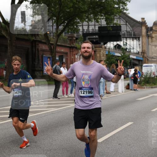 29.06.2025 - hella hamburg halbmarathon Yannick Fuchs http://msf.ph/oto/8301683 29.06.2025 10:49:56 20KM 1130, 1180, 2378, 2982, 3042, 3048, 4951, 5287, 5465, 5672, 5721, 6759, 7646, 7742, 8255, 8311, 8330, 8639, 8863, 9361, 9562, 9622, 11039, 11143, 11309, 11554, 11638, 12196, 12515, 12858, 13474, 14363, 14461, 15134, 15184, 16043, 16375, 16401, 16434, 16625, 16786, 17468, 17615, 18125, 18212, 18325, 18340, 18495, 18531, 18634, 18741, 18746, 18835, 18966, 19120, 19152 meine-sportfotos.de