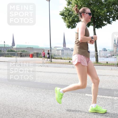 29.06.2025 - hella hamburg halbmarathon Lena Gebhardt http://msf.ph/oto/8301707 29.06.2025 10:12:11 Lombardsbrücke 1062, 1328, 1790, 1850, 1992, 2661, 3262, 3363, 3746, 4227, 4453, 4499, 5176, 5379, 5605, 6822, 6871, 6966, 7474, 7571, 9191, 9253, 9254, 9405, 9428, 9705, 10042, 10409, 10685, 11507, 11509, 11525, 11537, 11581, 11917, 12473, 13171, 13177, 13542, 13958, 14060, 14196, 14313, 14384, 14863, 14868, 15137, 16379, 16976, 17638, 17774, 18261, 18395, 18429, 18655 meine-sportfotos.de
