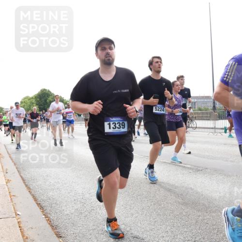 29.06.2025 - hella hamburg halbmarathon Lena Gebhardt http://msf.ph/oto/8301712 29.06.2025 10:37:09 Lombardsbrücke 1775, 1339, 5224, 315, 8758, 1022, 1118, 1253, 1276, 1337, 1339, 1488, 1490, 1597, 1819, 1948, 1952, 1954, 2016, 2031, 2072, 2104, 2272, 2480, 2486, 2552, 2588, 3127, 3165, 3714, 3873, 3895, 4084, 4097, 4347, 4618, 4733, 4762, 4996, 5146, 5224, 5538, 5560, 5640, 5786, 5789, 5790, 5940, 6156, 6172, 6359, 6584, 6804, 7085, 7202, 7235, 7544, 7707, 7773, 7823, 8007, 8257, 8258, 8315, 8499, 8758, 8811, 8843, 8936, 8937, 9054, 9055, 9295, 9500, 9524, 9694 meine-sportfotos.de