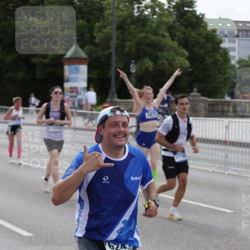 29.06.2025 - hella hamburg halbmarathon Jannik Wohlers http://msf.ph/oto/8301721 29.06.2025 10:37:17 Lombardsbrücke 1475, 2199, 2640, 2853, 3230, 3246, 3633, 5139, 5186, 5522, 5875, 6243, 6821, 6955, 7124, 7321, 7350, 9247, 9288, 9895, 10159, 10476, 10506, 10919, 11087, 11183, 11801, 11882, 11888, 12123, 12242, 12254, 12472, 12824, 13650, 14657, 16032, 16582, 16680, 16706, 17355, 17793, 17798, 18317, 18319, 18903 meine-sportfotos.de