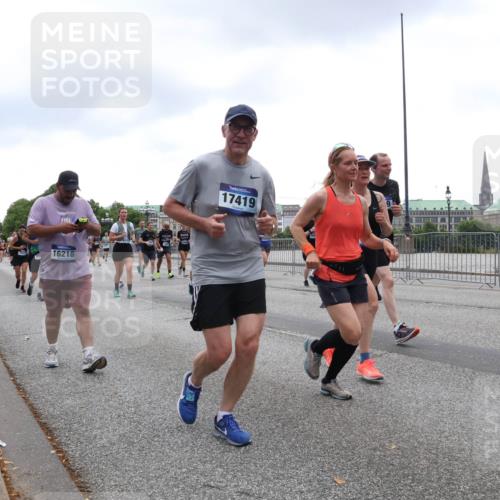 29.06.2025 - hella hamburg halbmarathon Lena Gebhardt http://msf.ph/oto/8301766 29.06.2025 10:46:54 Lombardsbrücke 1073, 1185, 1286, 1363, 1371, 1375, 1593, 1607, 1608, 1720, 1837, 1961, 1999, 2162, 2211, 2320, 2327, 2537, 2555, 2556, 2665, 2697, 2981, 3277, 3406, 3407, 3469, 3734, 3823, 4202, 4239, 4296, 4342, 4355, 4483, 4604, 5111, 5114, 5700, 5796, 5953, 6124, 6161, 6485, 6496, 6740, 7073, 7303, 7412, 7430, 7431, 7767, 7827, 8477, 8486, 8551, 8553, 8684, 8706, 8967, 9691, 10230, 13969, 14261, 15852, 16882, 16987 meine-sportfotos.de