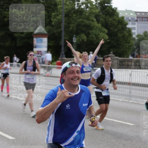 29.06.2025 - hella hamburg halbmarathon Jannik Wohlers http://msf.ph/oto/8301779 29.06.2025 10:37:17 Lombardsbrücke 1475, 2199, 2640, 2853, 3230, 3246, 3633, 5139, 5186, 5522, 5875, 6243, 6821, 6955, 7124, 7321, 7350, 9247, 9288, 9895, 10159, 10476, 10506, 10919, 11087, 11183, 11801, 11882, 11888, 12123, 12242, 12254, 12472, 12824, 13650, 14657, 16032, 16582, 16680, 16706, 17355, 17793, 17798, 18317, 18319, 18903 meine-sportfotos.de