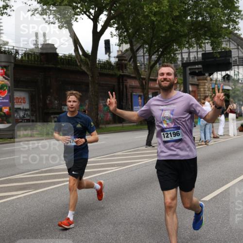 29.06.2025 - hella hamburg halbmarathon Yannick Fuchs http://msf.ph/oto/8301786 29.06.2025 10:49:57 20KM 1130, 1180, 1877, 2378, 2982, 3042, 3048, 4951, 5287, 5465, 5672, 5721, 6759, 7646, 7742, 8255, 8311, 8330, 8639, 8863, 9361, 9562, 9622, 11039, 11143, 11309, 11554, 11638, 12196, 12515, 12858, 13474, 14363, 14461, 15134, 15184, 16043, 16375, 16401, 16434, 16625, 16786, 17468, 17615, 18117, 18125, 18212, 18325, 18340, 18495, 18531, 18634, 18741, 18746, 18835, 18966, 19120, 19152 meine-sportfotos.de