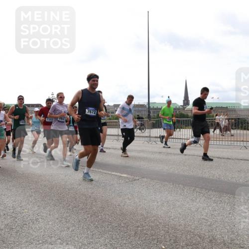 29.06.2025 - hella hamburg halbmarathon Lena Gebhardt http://msf.ph/oto/8301814 29.06.2025 10:21:53 Lombardsbrücke 7075, 10787, 2315, 158, 2353, 284, 1142, 7672, 1003, 1072, 1158, 1191, 1250, 1294, 1401, 1668, 1958, 1963, 2009, 2063, 2172, 2315, 2353, 2514, 2529, 2744, 3050, 3172, 3458, 3606, 3768, 3770, 3825, 3826, 3995, 4046, 4289, 4366, 4375, 4376, 4697, 4786, 5122, 5412, 5641, 5759, 5957, 6086, 6103, 6475, 6676, 6805, 6881, 7075, 7162, 7612, 7672, 7781, 8095, 8286, 8431, 8715, 8860, 8896, 8954, 8959, 9002, 9062, 9369, 9483, 9499, 9532, 9624, 10374, 10874 meine-sportfotos.de