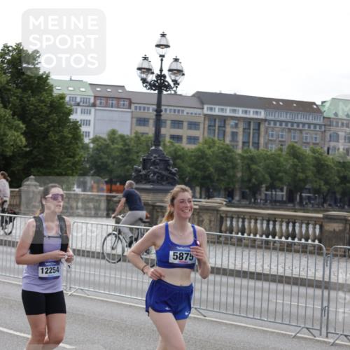29.06.2025 - hella hamburg halbmarathon Jannik Wohlers http://msf.ph/oto/8301829 29.06.2025 10:37:19 Lombardsbrücke 1475, 1985, 2199, 2853, 3230, 3246, 3633, 5139, 5522, 5875, 6243, 6955, 7124, 7321, 7350, 8985, 9247, 9288, 9895, 10159, 10506, 10836, 10919, 11087, 11183, 11801, 11882, 11888, 12123, 12242, 12254, 12472, 12824, 13650, 14657, 16032, 16582, 16680, 16706, 17355, 17389, 17793, 17798, 18317, 18319 meine-sportfotos.de