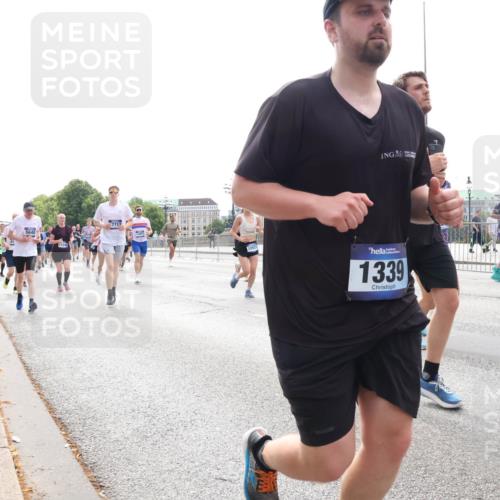 29.06.2025 - hella hamburg halbmarathon Lena Gebhardt http://msf.ph/oto/8301840 29.06.2025 10:37:10 Lombardsbrücke 5640, 7713, 10931, 1339, 1022, 1118, 1253, 1276, 1337, 1339, 1488, 1490, 1597, 1819, 1948, 1952, 1954, 2016, 2031, 2072, 2104, 2272, 2480, 2486, 2552, 2588, 3127, 3165, 3714, 3873, 3895, 4084, 4097, 4347, 4618, 4733, 4762, 4996, 5146, 5171, 5224, 5538, 5560, 5640, 5786, 5789, 5790, 5940, 6156, 6172, 6359, 6584, 6804, 7085, 7202, 7235, 7544, 7707, 7773, 7777, 7823, 8007, 8257, 8258, 8315, 8499, 8758, 8811, 8843, 8936, 8937, 9054, 9055, 9295, 9500, 9524, 9694 meine-sportfotos.de
