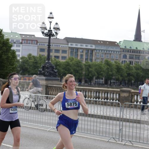 29.06.2025 - hella hamburg halbmarathon Jannik Wohlers http://msf.ph/oto/8301882 29.06.2025 10:37:19 Lombardsbrücke 1475, 1985, 2199, 2853, 3230, 3246, 3633, 5139, 5522, 5875, 6243, 6955, 7124, 7321, 7350, 8985, 9247, 9288, 9895, 10159, 10506, 10836, 10919, 11087, 11183, 11801, 11882, 11888, 12123, 12242, 12254, 12472, 12824, 13650, 14657, 16032, 16582, 16680, 16706, 17355, 17389, 17793, 17798, 18317, 18319 meine-sportfotos.de