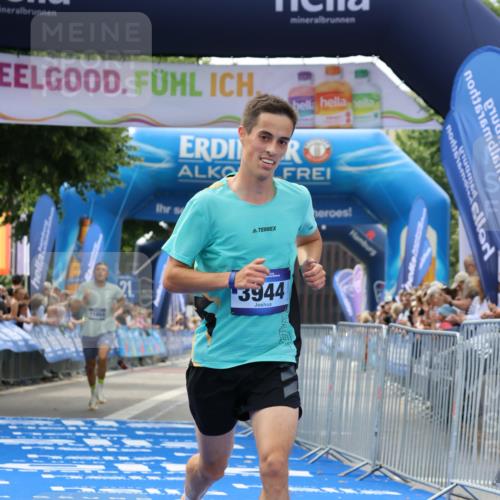 29.06.2025 - hella hamburg halbmarathon Strokosch-Dieckow http://msf.ph/oto/8301885 29.06.2025 10:16:31 Ziel 3944, 11864 meine-sportfotos.de