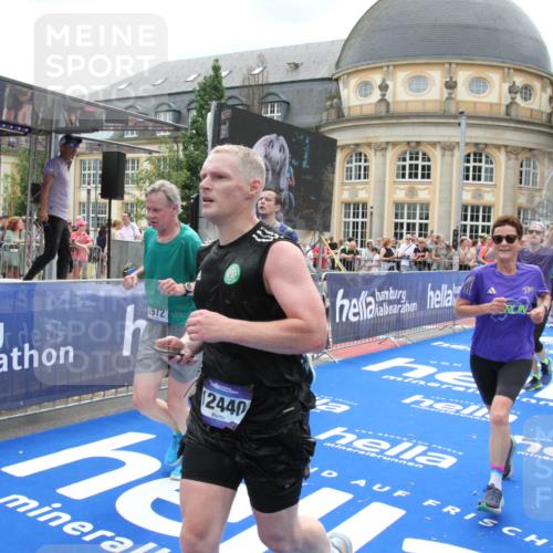 29.06.2025 - hella hamburg halbmarathon Michael Strokosch http://msf.ph/oto/8301886 29.06.2025 10:57:52 Ziel 1972, 2034, 2806, 2883, 5391, 7269, 7833, 9820, 10599, 10703, 12440, 12523, 13376, 14737, 16418, 16517, 17201, 17543, 18492, 18508, 18727 meine-sportfotos.de
