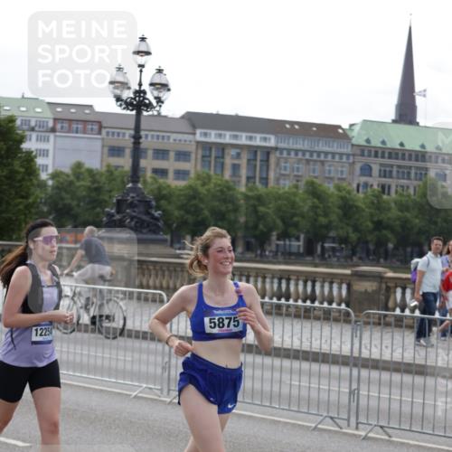 29.06.2025 - hella hamburg halbmarathon Jannik Wohlers http://msf.ph/oto/8301901 29.06.2025 10:37:19 Lombardsbrücke 1475, 1985, 2199, 2853, 3230, 3246, 3633, 5139, 5522, 5875, 6243, 6955, 7124, 7321, 7350, 8985, 9247, 9288, 9895, 10159, 10506, 10836, 10919, 11087, 11183, 11801, 11882, 11888, 12123, 12242, 12254, 12472, 12824, 13650, 14657, 16032, 16582, 16680, 16706, 17355, 17389, 17793, 17798, 18317, 18319 meine-sportfotos.de