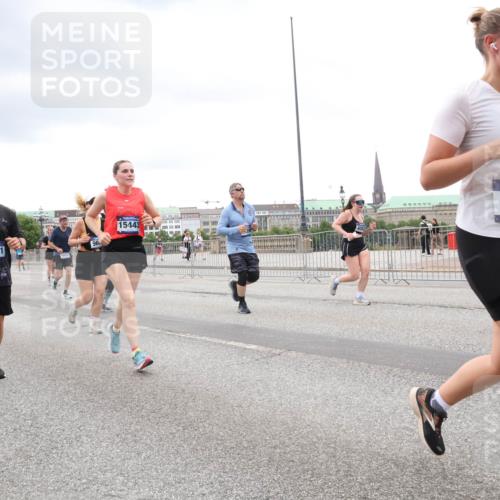 29.06.2025 - hella hamburg halbmarathon Lena Gebhardt http://msf.ph/oto/8301941 29.06.2025 10:56:25 Lombardsbrücke 17649, 17673, 12551, 96, 15443, 4354, 1162, 1047, 1113, 1738, 1909, 2095, 2143, 2307, 2793, 2887, 2915, 2991, 3257, 3268, 3438, 3520, 3614, 3675, 3676, 3953, 3987, 4083, 4354, 4473, 4773, 4836, 5237, 5306, 5438, 5580, 5693, 5757, 5911, 5994, 6494, 6690, 6968, 7025, 7028, 7090, 7307, 7516, 7616, 7711, 8005, 8108, 8305, 8517, 8606, 8766, 8939, 8943, 9172, 9210, 9383, 9435, 9606, 9838, 9910, 9948, 9953, 10555, 10569, 10571, 10640, 10740, 10784, 10987 meine-sportfotos.de