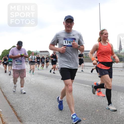 29.06.2025 - hella hamburg halbmarathon Lena Gebhardt http://msf.ph/oto/8301944 29.06.2025 10:46:54 Lombardsbrücke 1073, 1185, 1286, 1363, 1371, 1375, 1593, 1607, 1608, 1720, 1837, 1961, 1999, 2162, 2211, 2320, 2327, 2537, 2555, 2556, 2665, 2697, 2981, 3277, 3406, 3407, 3469, 3734, 3823, 4202, 4239, 4296, 4342, 4355, 4483, 4604, 5111, 5114, 5700, 5796, 5953, 6124, 6161, 6485, 6496, 6740, 7073, 7303, 7412, 7430, 7431, 7767, 7827, 8477, 8486, 8551, 8553, 8684, 8706, 8967, 9691, 10230, 13969, 14261, 15852, 16882, 16987 meine-sportfotos.de