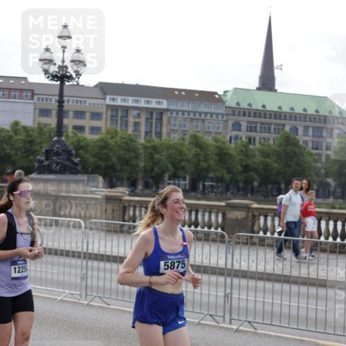 29.06.2025 - hella hamburg halbmarathon Jannik Wohlers http://msf.ph/oto/8301951 29.06.2025 10:37:19 Lombardsbrücke 1475, 1985, 2199, 2853, 3230, 3246, 3633, 5139, 5522, 5875, 6243, 6955, 7124, 7321, 7350, 8985, 9247, 9288, 9895, 10159, 10506, 10836, 10919, 11087, 11183, 11801, 11882, 11888, 12123, 12242, 12254, 12472, 12824, 13650, 14657, 16032, 16582, 16680, 16706, 17355, 17389, 17793, 17798, 18317, 18319 meine-sportfotos.de
