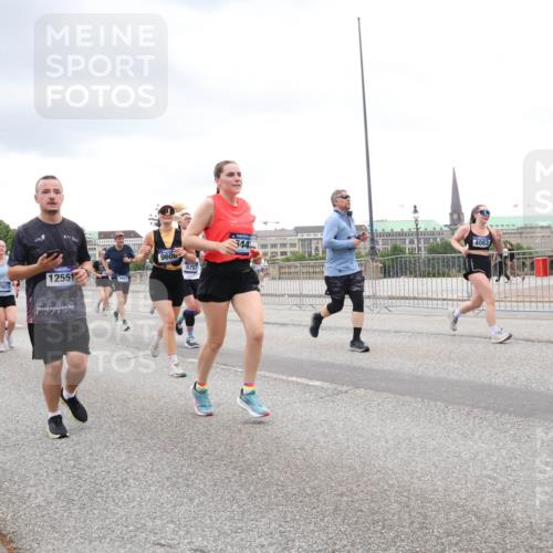 29.06.2025 - hella hamburg halbmarathon Lena Gebhardt http://msf.ph/oto/8302003 29.06.2025 10:56:25 Lombardsbrücke 7649, 17673, 12551, 9606, 5757, 2022, 544, 4083, 1047, 1113, 1738, 1909, 2095, 2143, 2307, 2793, 2887, 2915, 2991, 3257, 3268, 3438, 3520, 3614, 3675, 3676, 3953, 3987, 4083, 4354, 4473, 4773, 4836, 5237, 5306, 5438, 5580, 5693, 5757, 5911, 5994, 6494, 6690, 6968, 7025, 7028, 7090, 7307, 7516, 7616, 7711, 8005, 8108, 8305, 8517, 8606, 8766, 8939, 8943, 9172, 9210, 9383, 9435, 9606, 9838, 9910, 9948, 9953, 10555, 10569, 10571, 10640, 10740, 10784, 10987 meine-sportfotos.de