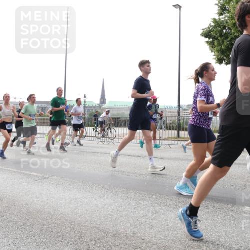 29.06.2025 - hella hamburg halbmarathon Lena Gebhardt http://msf.ph/oto/8302020 29.06.2025 10:37:10 Lombardsbrücke 10931, 371, 21, 52, 1022, 1118, 1253, 1276, 1337, 1339, 1488, 1490, 1597, 1819, 1948, 1952, 1954, 2016, 2031, 2072, 2104, 2272, 2480, 2486, 2552, 2588, 3127, 3165, 3714, 3873, 3895, 4084, 4097, 4347, 4618, 4733, 4762, 4996, 5146, 5171, 5224, 5538, 5560, 5640, 5786, 5789, 5790, 5940, 6156, 6172, 6359, 6584, 6804, 7085, 7202, 7235, 7544, 7707, 7773, 7777, 7823, 8007, 8257, 8258, 8315, 8499, 8758, 8811, 8843, 8936, 8937, 9054, 9055, 9295, 9500, 9524, 9694 meine-sportfotos.de