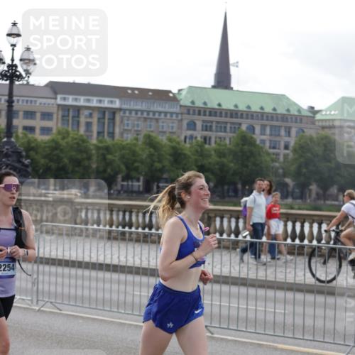 29.06.2025 - hella hamburg halbmarathon Jannik Wohlers http://msf.ph/oto/8302034 29.06.2025 10:37:20 Lombardsbrücke 1475, 1799, 1985, 2199, 2853, 3230, 3246, 3633, 5139, 5522, 5875, 6243, 7124, 7321, 7350, 8985, 9247, 9288, 9895, 10159, 10506, 10836, 10919, 11087, 11183, 11543, 11801, 11882, 11888, 12123, 12242, 12254, 12472, 12824, 13650, 14018, 15418, 15511, 16032, 16582, 16680, 16706, 17389, 17793, 17798, 18317, 18319 meine-sportfotos.de