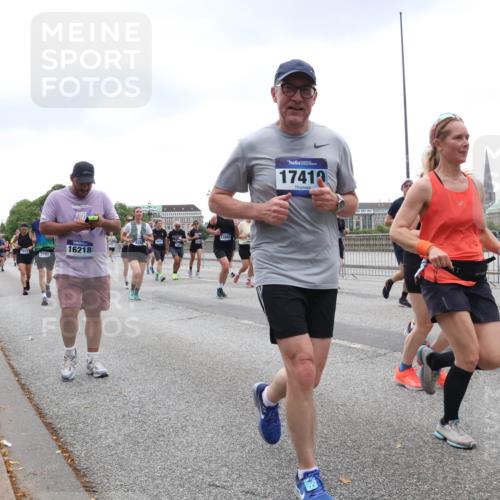 29.06.2025 - hella hamburg halbmarathon Lena Gebhardt http://msf.ph/oto/8302061 29.06.2025 10:46:54 Lombardsbrücke 1073, 1185, 1286, 1363, 1371, 1375, 1593, 1607, 1608, 1720, 1837, 1961, 1999, 2162, 2211, 2320, 2327, 2537, 2555, 2556, 2665, 2697, 2981, 3277, 3406, 3407, 3469, 3734, 3823, 4202, 4239, 4296, 4342, 4355, 4483, 4604, 5111, 5114, 5700, 5796, 5953, 6124, 6161, 6485, 6496, 6740, 7073, 7303, 7412, 7430, 7431, 7767, 7827, 8477, 8486, 8551, 8553, 8684, 8706, 8967, 9691, 10230, 13969, 14261, 15852, 16882, 16987 meine-sportfotos.de