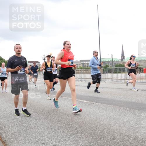 29.06.2025 - hella hamburg halbmarathon Lena Gebhardt http://msf.ph/oto/8302072 29.06.2025 10:56:25 Lombardsbrücke 12551, 9953, 17673, 15103, 200, 9606, 757, 4083, 1047, 1113, 1738, 1909, 2095, 2143, 2307, 2793, 2887, 2915, 2991, 3257, 3268, 3438, 3520, 3614, 3675, 3676, 3953, 3987, 4083, 4354, 4473, 4773, 4836, 5237, 5306, 5438, 5580, 5693, 5757, 5911, 5994, 6494, 6690, 6968, 7025, 7028, 7090, 7307, 7516, 7616, 7711, 8005, 8108, 8305, 8517, 8606, 8766, 8939, 8943, 9172, 9210, 9383, 9435, 9606, 9838, 9910, 9948, 9953, 10555, 10569, 10571, 10640, 10740, 10784, 10987 meine-sportfotos.de