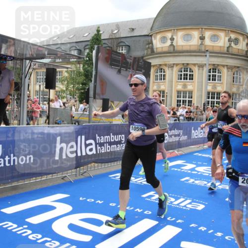 29.06.2025 - hella hamburg halbmarathon Michael Strokosch http://msf.ph/oto/8302082 29.06.2025 10:57:53 Ziel 1972, 2034, 2806, 2883, 5391, 7138, 7269, 7833, 9820, 10599, 10703, 12440, 12523, 13376, 14737, 16517, 17201, 17543, 18492, 18727 meine-sportfotos.de