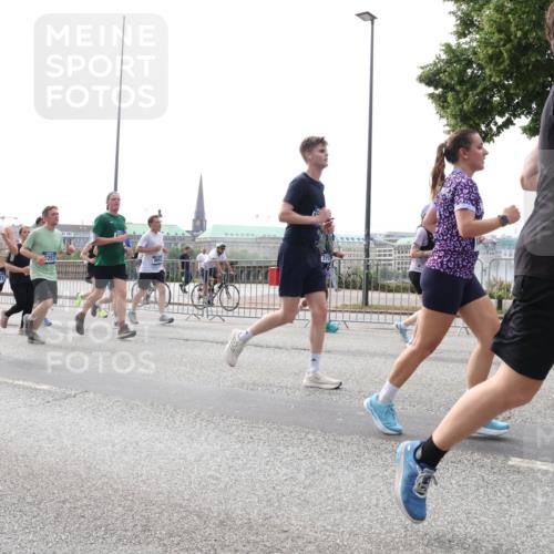 29.06.2025 - hella hamburg halbmarathon Lena Gebhardt http://msf.ph/oto/8302096 29.06.2025 10:37:11 Lombardsbrücke 10931, 3257, 724, 1022, 1118, 1253, 1276, 1337, 1339, 1488, 1490, 1597, 1819, 1948, 1952, 1954, 2016, 2031, 2072, 2104, 2272, 2480, 2486, 2552, 3127, 3165, 3714, 3873, 3895, 4097, 4347, 4618, 4733, 4762, 4996, 5146, 5171, 5224, 5538, 5560, 5640, 5786, 5789, 5790, 5940, 6156, 6172, 6359, 6584, 6804, 7085, 7202, 7235, 7544, 7707, 7773, 7777, 7823, 8007, 8257, 8258, 8315, 8499, 8758, 8811, 8843, 8936, 8937, 9054, 9055, 9295, 9524, 9694 meine-sportfotos.de