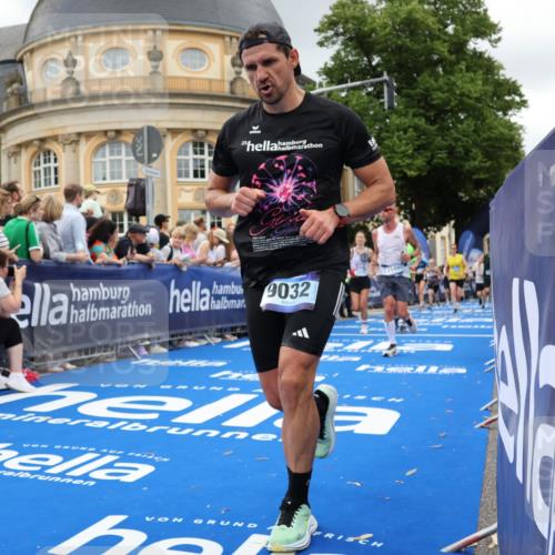 29.06.2025 - hella hamburg halbmarathon Strokosch-Dieckow http://msf.ph/oto/8302097 29.06.2025 10:54:05 Ziel 1151, 1410, 1815, 3096, 3208, 3209, 3898, 5638, 6294, 6356, 6374, 6443, 6581, 8390, 8394, 9032, 9791, 11499, 12213, 12379, 13397, 13794, 15169, 15524, 16780, 16871, 17348, 18308 meine-sportfotos.de