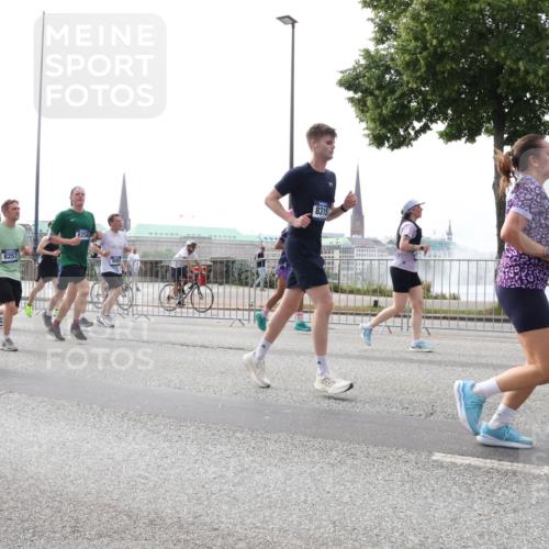 29.06.2025 - hella hamburg halbmarathon Lena Gebhardt http://msf.ph/oto/8302172 29.06.2025 10:37:11 Lombardsbrücke 8257, 10931, 8258, 8315, 1022, 1118, 1253, 1276, 1337, 1339, 1488, 1490, 1597, 1819, 1948, 1952, 1954, 2016, 2031, 2072, 2104, 2272, 2480, 2486, 2552, 3127, 3165, 3714, 3873, 3895, 4097, 4347, 4618, 4733, 4762, 4996, 5146, 5171, 5224, 5538, 5560, 5640, 5786, 5789, 5790, 5940, 6156, 6172, 6359, 6584, 6804, 7085, 7202, 7235, 7544, 7707, 7773, 7777, 7823, 8007, 8257, 8258, 8315, 8499, 8758, 8811, 8843, 8936, 8937, 9054, 9055, 9295, 9524, 9694 meine-sportfotos.de