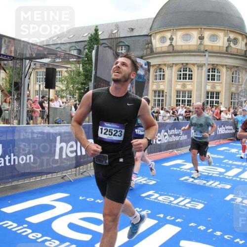 29.06.2025 - hella hamburg halbmarathon Michael Strokosch http://msf.ph/oto/8302232 29.06.2025 10:57:55 Ziel 2034, 2806, 2883, 3575, 5391, 7138, 7159, 7269, 9820, 10599, 10703, 11394, 12523, 13376, 14737, 14881, 15349, 16517, 17543, 18492 meine-sportfotos.de