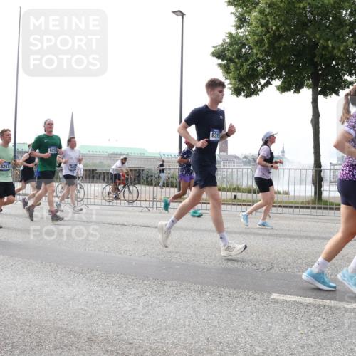 29.06.2025 - hella hamburg halbmarathon Lena Gebhardt http://msf.ph/oto/8302245 29.06.2025 10:37:11 Lombardsbrücke 19006, 10931, 8257, 8315, 1022, 1118, 1253, 1276, 1337, 1339, 1488, 1490, 1597, 1819, 1948, 1952, 1954, 2016, 2031, 2072, 2104, 2272, 2480, 2486, 2552, 3127, 3165, 3714, 3873, 3895, 4097, 4347, 4618, 4733, 4762, 4996, 5146, 5171, 5224, 5538, 5560, 5640, 5786, 5789, 5790, 5940, 6156, 6172, 6359, 6584, 6804, 7085, 7202, 7235, 7544, 7707, 7773, 7777, 7823, 8007, 8257, 8258, 8315, 8499, 8758, 8811, 8843, 8936, 8937, 9054, 9055, 9295, 9524, 9694 meine-sportfotos.de