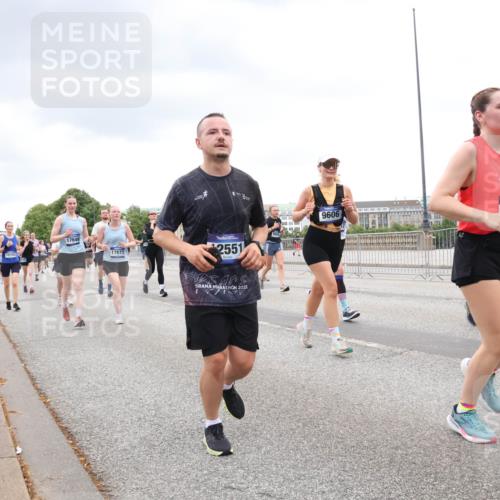 29.06.2025 - hella hamburg halbmarathon Lena Gebhardt http://msf.ph/oto/8302288 29.06.2025 10:56:26 Lombardsbrücke 15103, 17649, 17673, 2551, 9606, 1544, 2022, 1047, 1113, 1738, 1909, 2095, 2143, 2307, 2793, 2887, 2915, 2991, 3257, 3268, 3438, 3520, 3614, 3675, 3676, 3953, 3987, 4083, 4354, 4473, 4773, 4836, 5237, 5306, 5438, 5580, 5693, 5757, 5911, 5994, 6494, 6690, 6968, 7025, 7028, 7090, 7307, 7616, 7711, 8005, 8108, 8305, 8517, 8606, 8766, 8939, 8943, 9172, 9210, 9383, 9435, 9606, 9838, 9910, 9948, 9953, 10555, 10569, 10571, 10640, 10740, 10784, 10987 meine-sportfotos.de