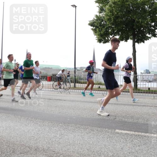 29.06.2025 - hella hamburg halbmarathon Lena Gebhardt http://msf.ph/oto/8302307 29.06.2025 10:37:11 Lombardsbrücke 10931, 8315, 1022, 1118, 1253, 1276, 1337, 1339, 1488, 1490, 1597, 1819, 1948, 1952, 1954, 2016, 2031, 2072, 2104, 2272, 2480, 2486, 2552, 3127, 3165, 3714, 3873, 3895, 4097, 4347, 4618, 4733, 4762, 4996, 5146, 5171, 5224, 5538, 5560, 5640, 5786, 5789, 5790, 5940, 6156, 6172, 6359, 6584, 6804, 7085, 7202, 7235, 7544, 7707, 7773, 7777, 7823, 8007, 8257, 8258, 8315, 8499, 8758, 8811, 8843, 8936, 8937, 9054, 9055, 9295, 9524, 9694 meine-sportfotos.de